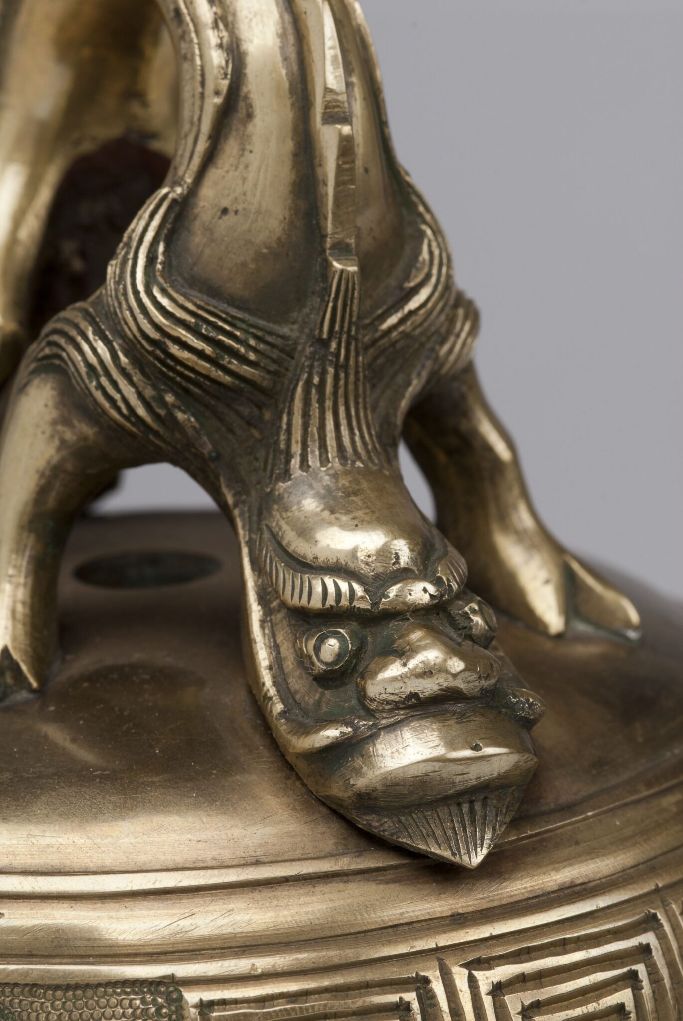 Xuande bell detail 4